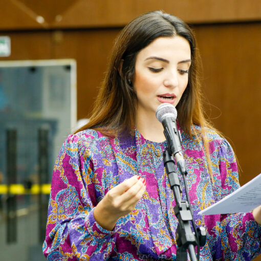 Marcela Trópia discursando em Plenário segurando papel