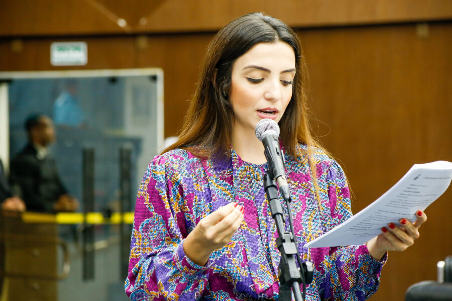 Marcela Trópia discursando em Plenário segurando papel